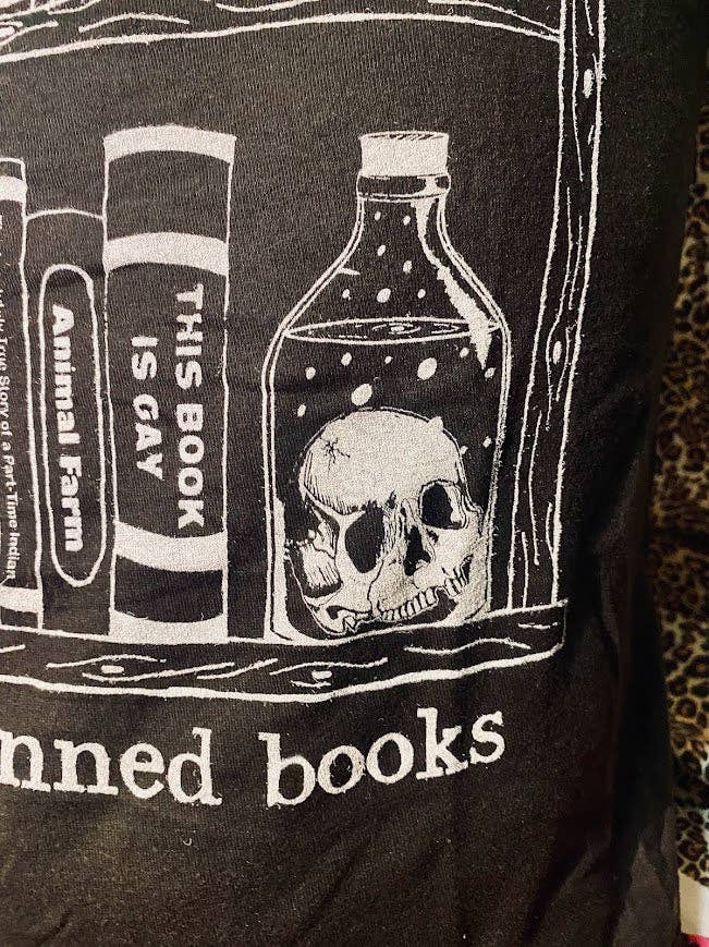 Read banned books tee.