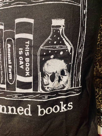 Read banned books tee.