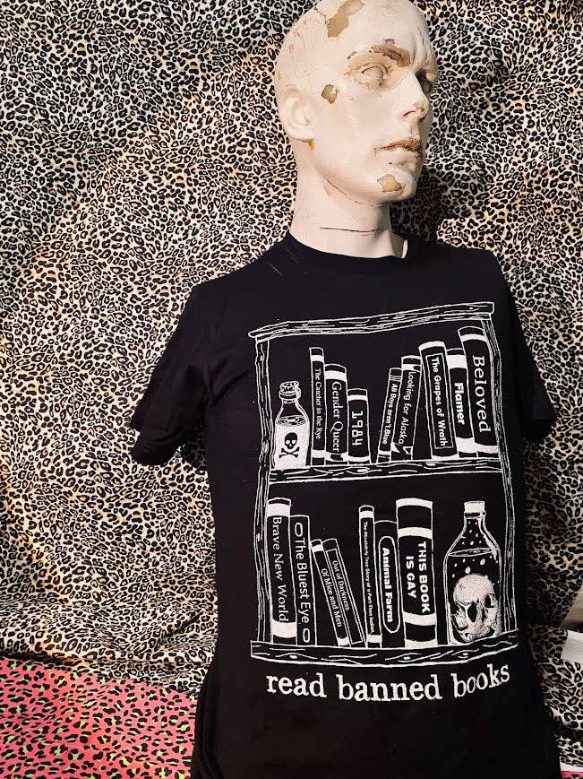 Read banned books tee.