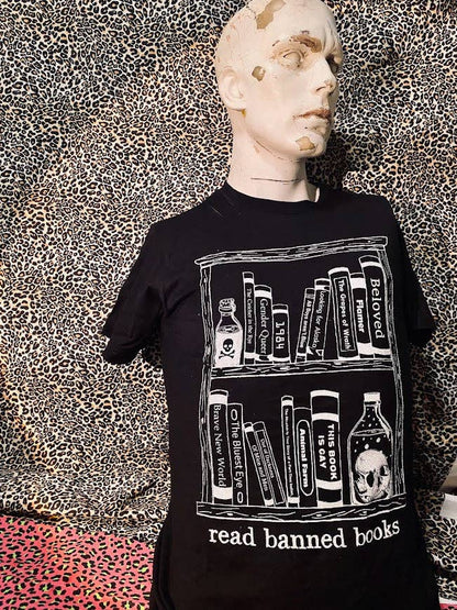 Read banned books tee.