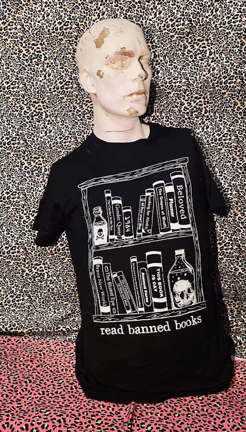 Read banned books tee.