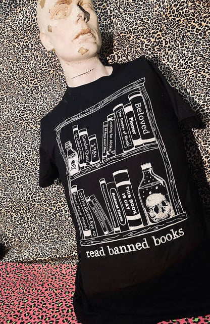 Read banned books tee.