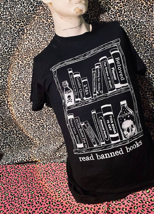 Read banned books tee.